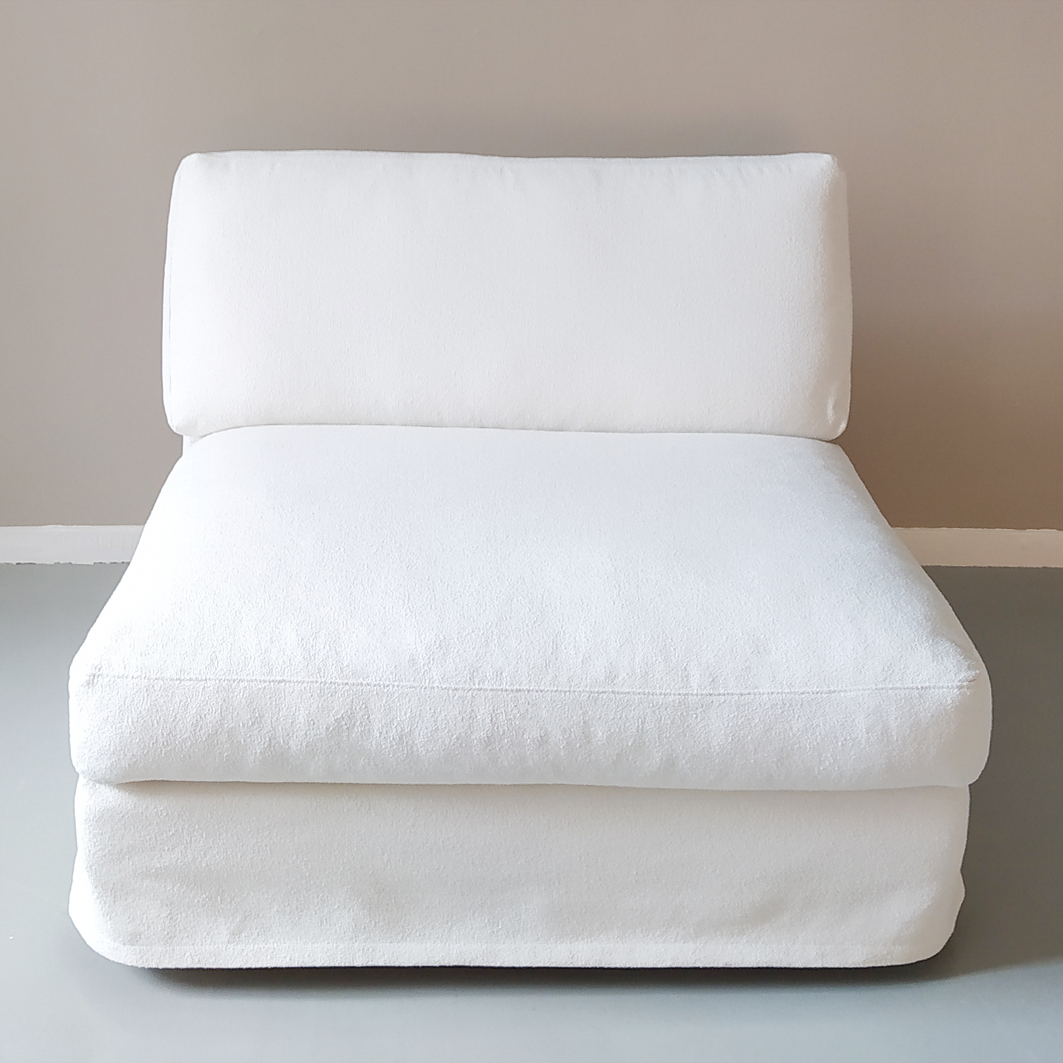 Haihara-istuinosa höyhentäytteellä, kangas Orient Occidentin Venice sävyssä 50.