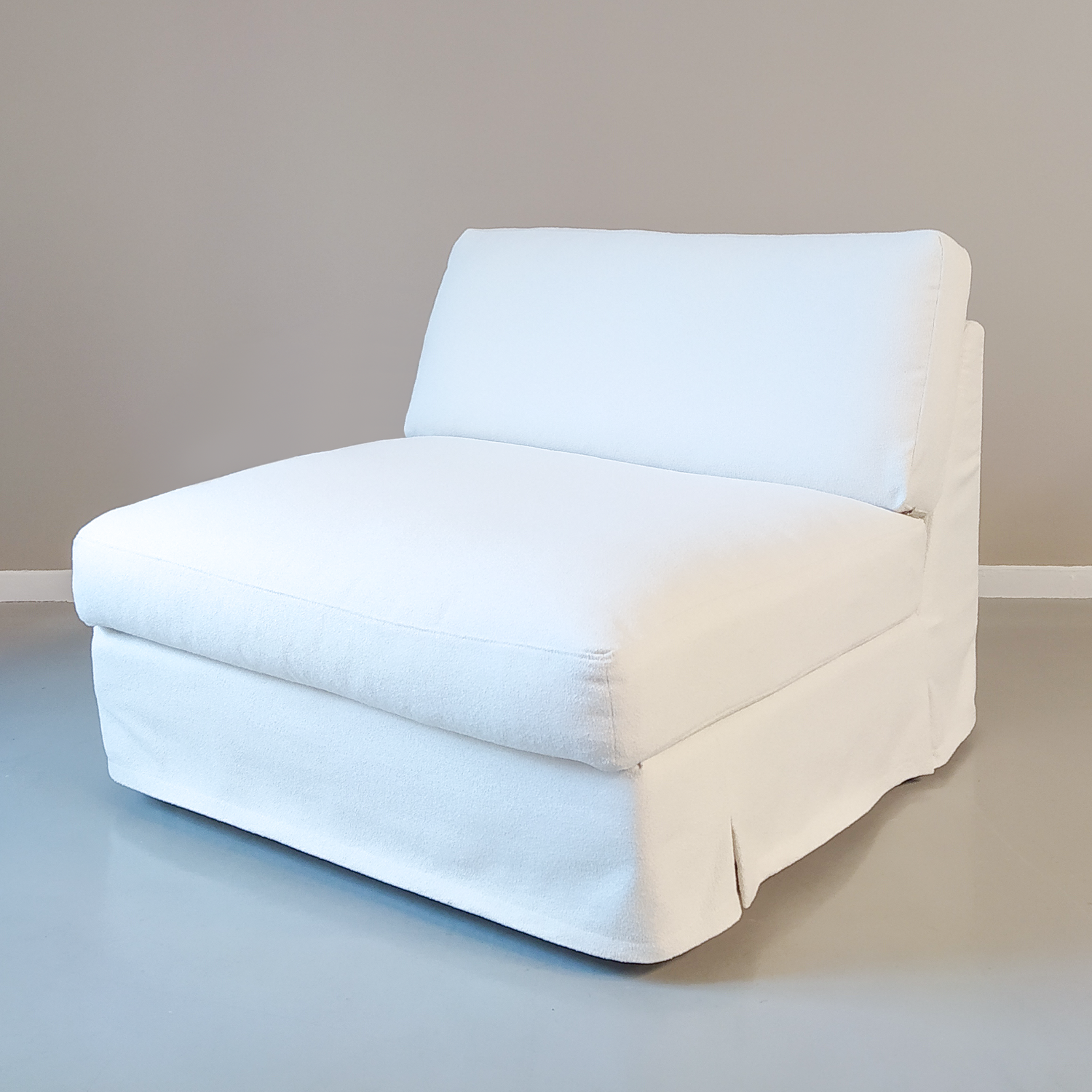 Haihara-moduulisohvan istuinosa höyhentäytteellä. Jalat peittävä helmallinen versio, verhoiluna Orient Occidentin Venice 50.