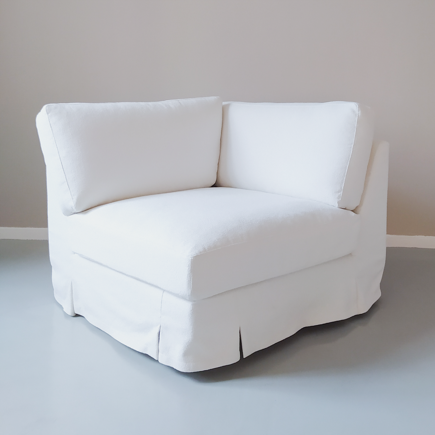 Haihara-moduulisohvan kulmaosa höyhentäytteellä. Jalat peittävä helmallinen versio, verhoiluna Orient Occidentin Venice 50.