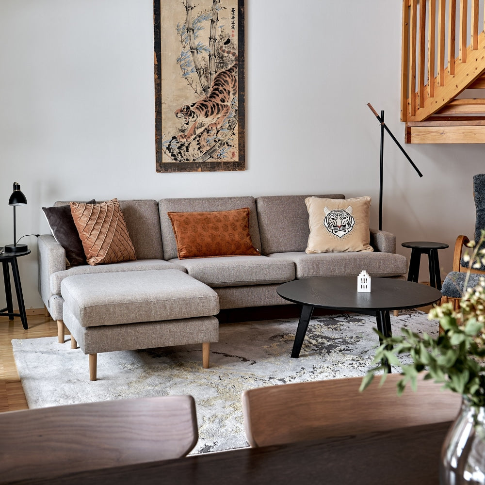 Kolmen istuttava Hetta-sohva koossa 245 cm, verhoiluna erikoiskangas Diamonds 294. Mukana myös Kamppi-rahi koossa 75x75 cm.