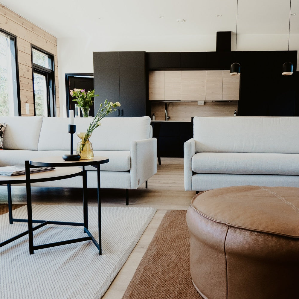 Kaksi Lakka-sohvaa leppoisalla istuinsyvyydellä, kangas Lauritzonin Sakura 982.