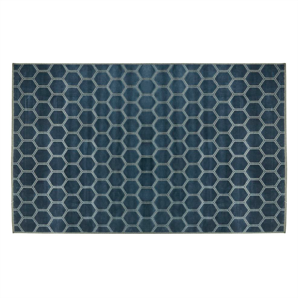 Sininen matto, jossa kuusikulmioita.