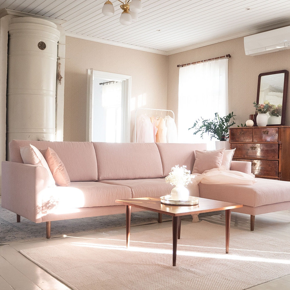 Muotka-divaanisohva, vaaleanpunainen pellavakangasverhoilu.