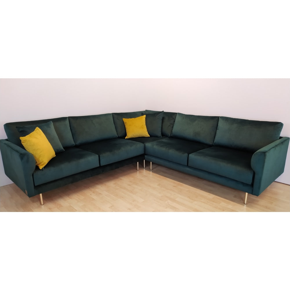 Muotka XL -kulmasohva Jewel 753 Forest -kankaalla. Jalat erikoisvalikoimasta, messinkiset tolppajalat.