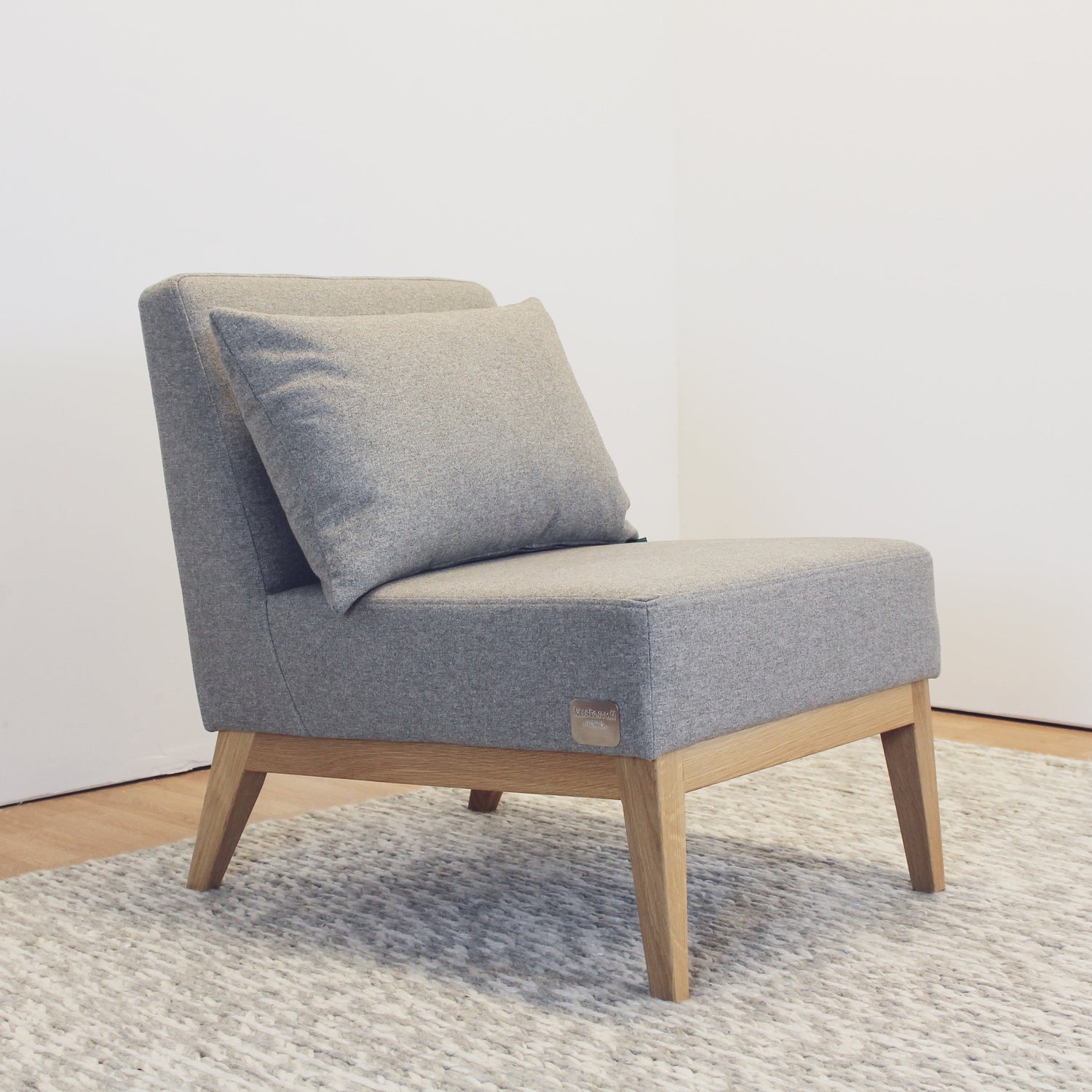 Nagu-nojatuoli Nevotexin Slottsfjord-kankaalla sävyssä 13 Rock.