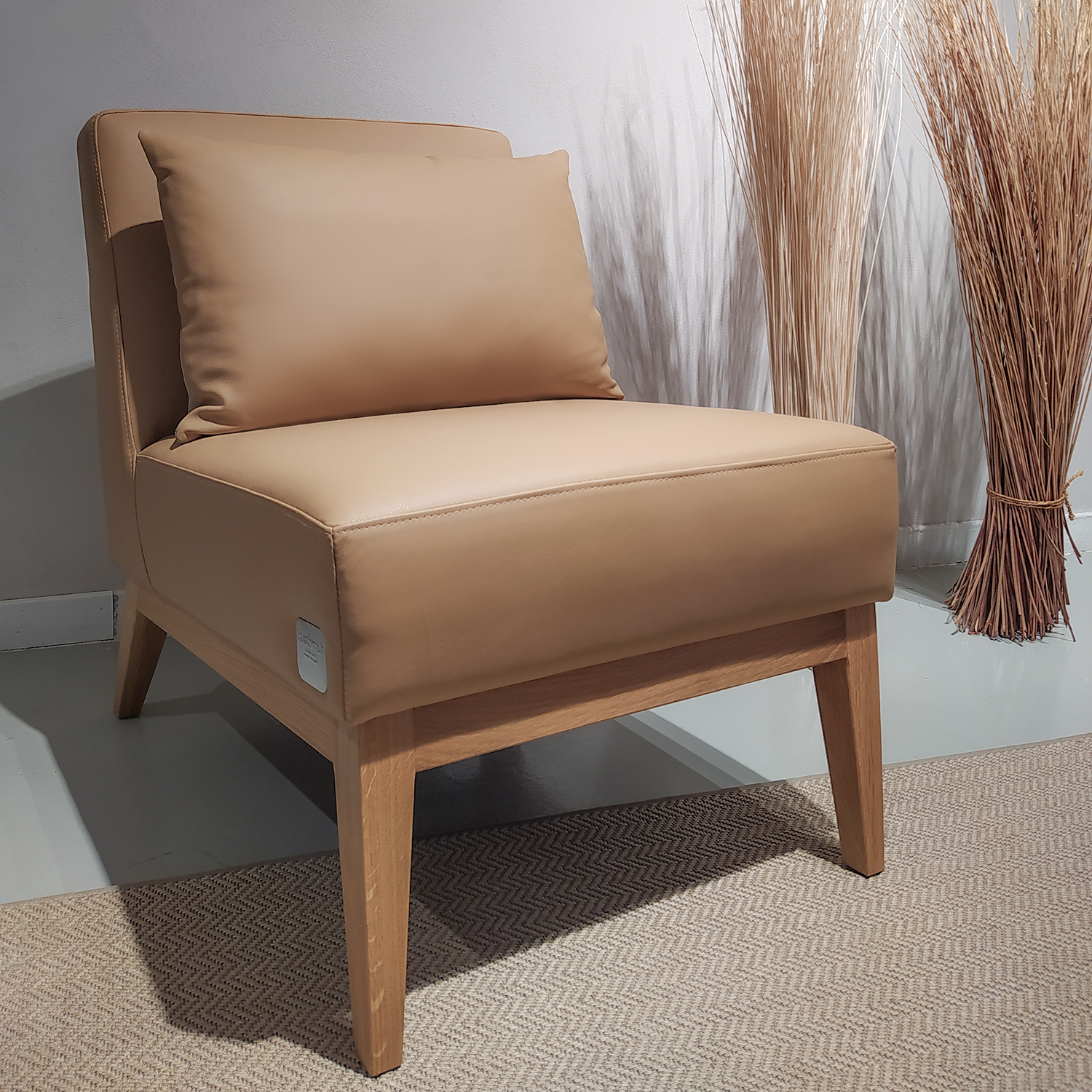 Beigellä Linea-nahalla verhoiltu Nagu-nojatuoli.