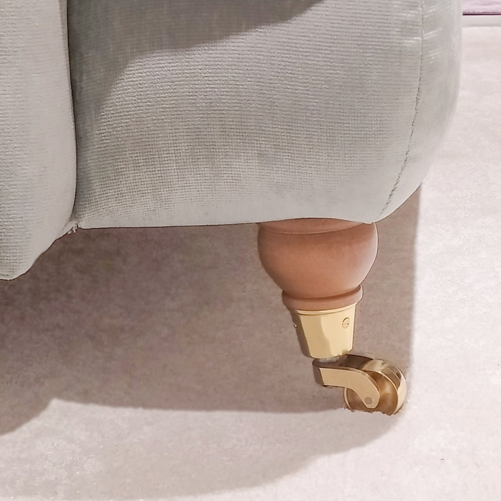 Howard-sohva Designers Guildin Tarazona-kankaalla sävyssä Duck Egg.