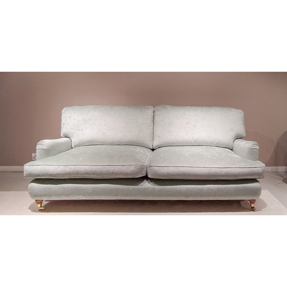 Howard-sohva Designers Guildin Tarazona-kankaalla sävyssä Duck Egg.