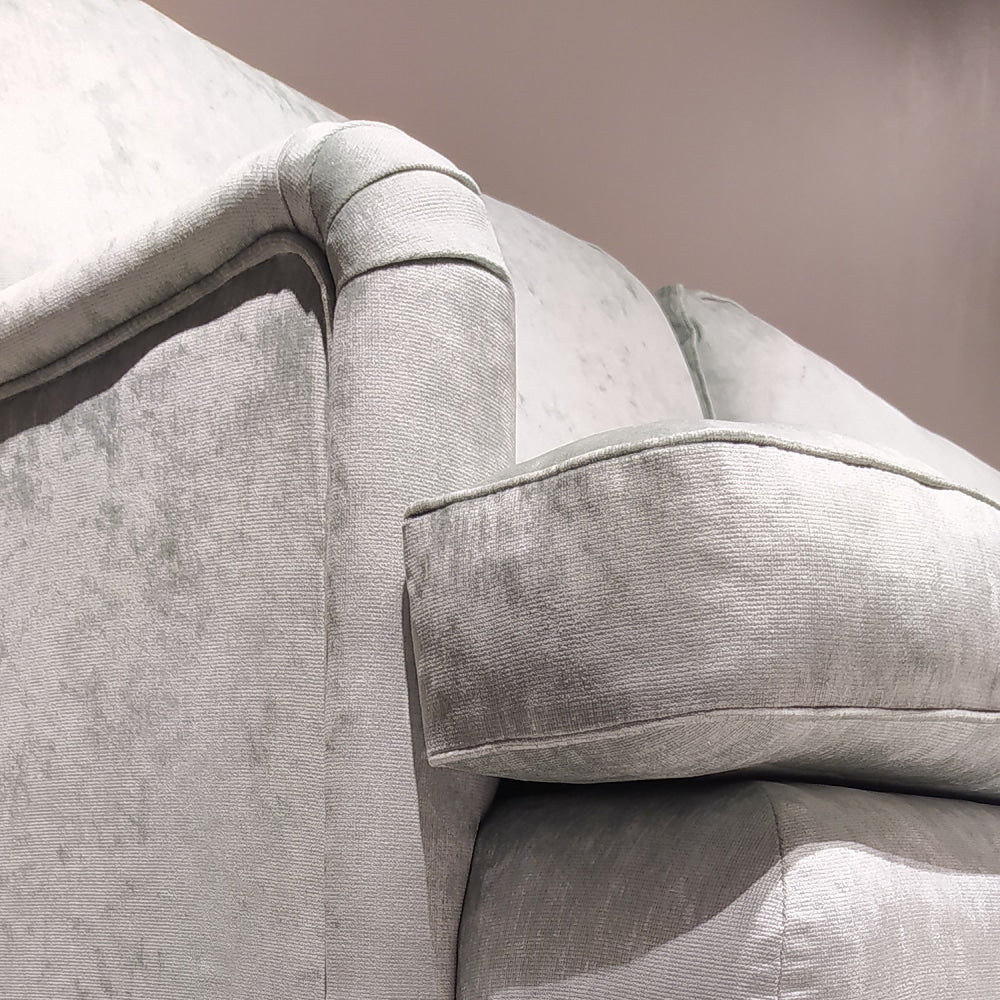 Howard-sohva Designers Guildin Tarazona-kankaalla sävyssä Duck Egg.