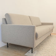 Kolme istuttava Lakka-sohva koossa 225 cm. Verhoiltu Nevotexin Slottsfjord-kankaalla sävyssä 13 Rock.
