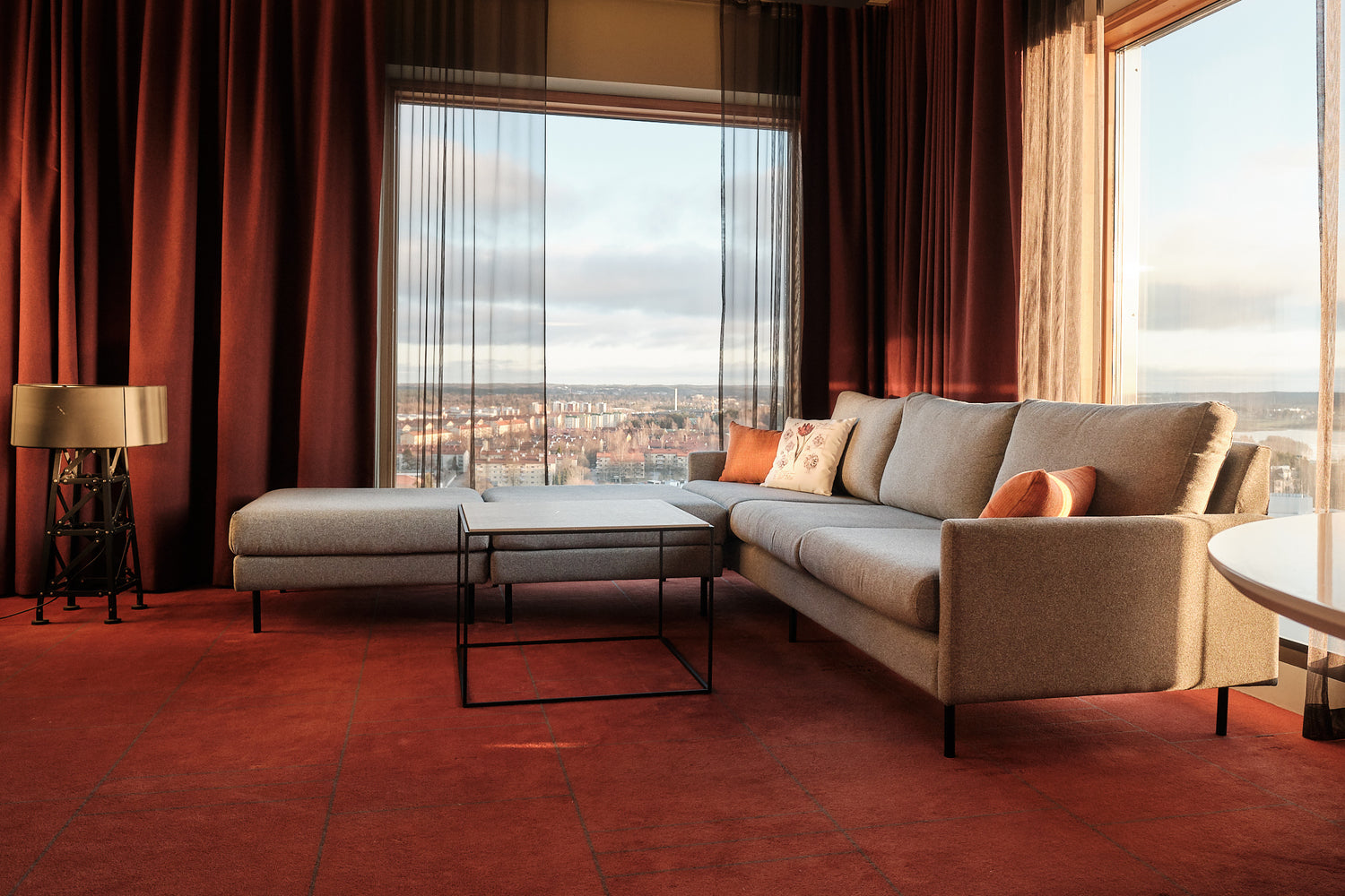 Sokos Hotel Tornin sviitteihin kustom sohvat