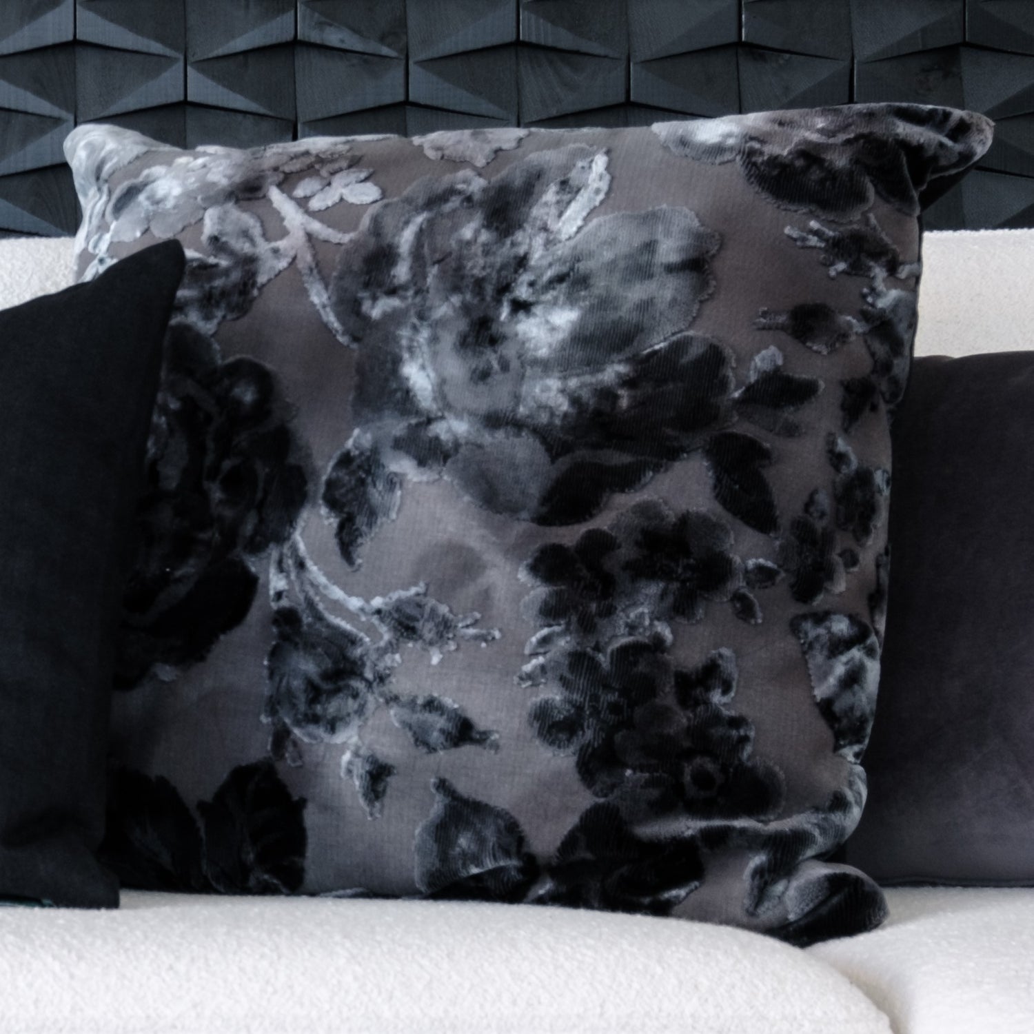 Elegy Collection Dark Eden Black -sisustustyyny valkoisella sohvalla, koko 60 x 60 cm.