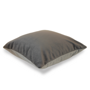 Elegy Collectionin Velvet Grey -tyyny kuvattuna sivusta.