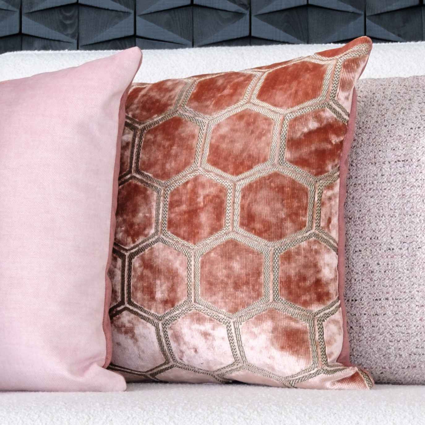 Ballad Collection Honeycomb Coral -sisustustyyny sohvalla. Tyynyn koko 43 cm x 43 cm.