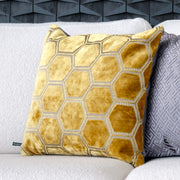 Ode Collection Honeycomb Gold -sisustustyyny sohvalla. Koko 43 x 43 cm.