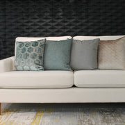 Epic Collection Honeybom Celadon -sisustustyyny koossa 43 x 43 cm valkoisella sohvalla.
