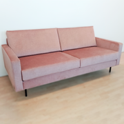 Vaaleanpunainen Kamppi-sohva Helle-mallin tyynyillä.