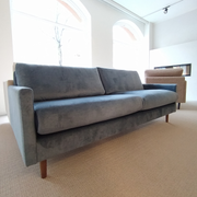 Lakka-sohva sinisellä Jewel 1750 Denim -kankaalla