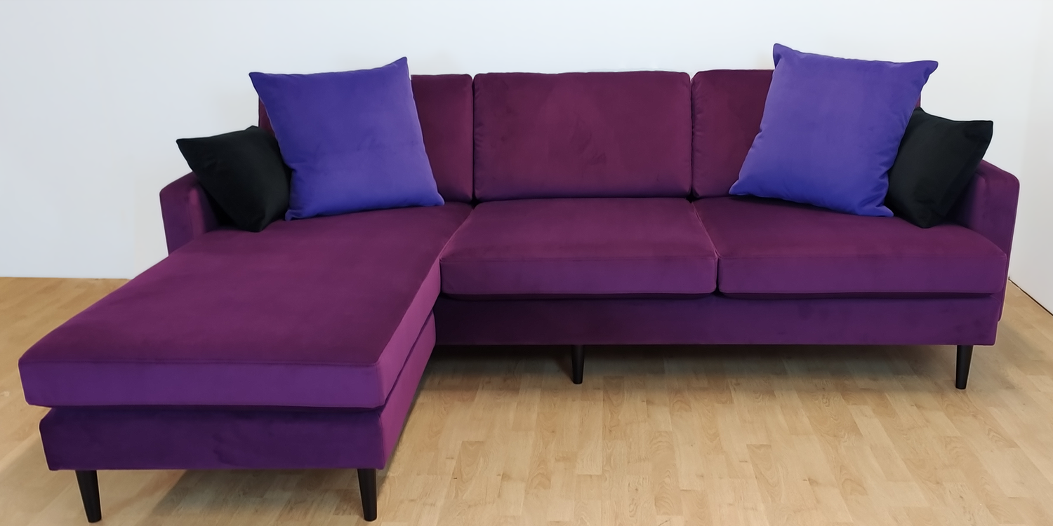 260 cm leveä Lounge-divaanisohva Velvet 9220 -kankaalla ja mustilla tolppajaloilla. 
