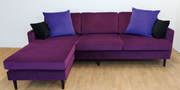 260 cm leveä Lounge-divaanisohva Velvet 9220 -kankaalla ja mustilla tolppajaloilla. 