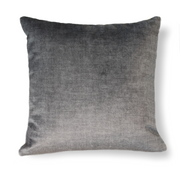 Ode Collection Honeycomb Gold -sisustustyyny. Kääntöpuoli päällä, Velour Grey -kankaalla verhoiltu. Tyynyn koko 43 x 43 cm.