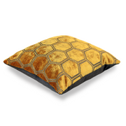 Ode Collection Honeycomb Gold -sisustustyyny sivusta kuvattuna. Koko 43 x 43 cm.