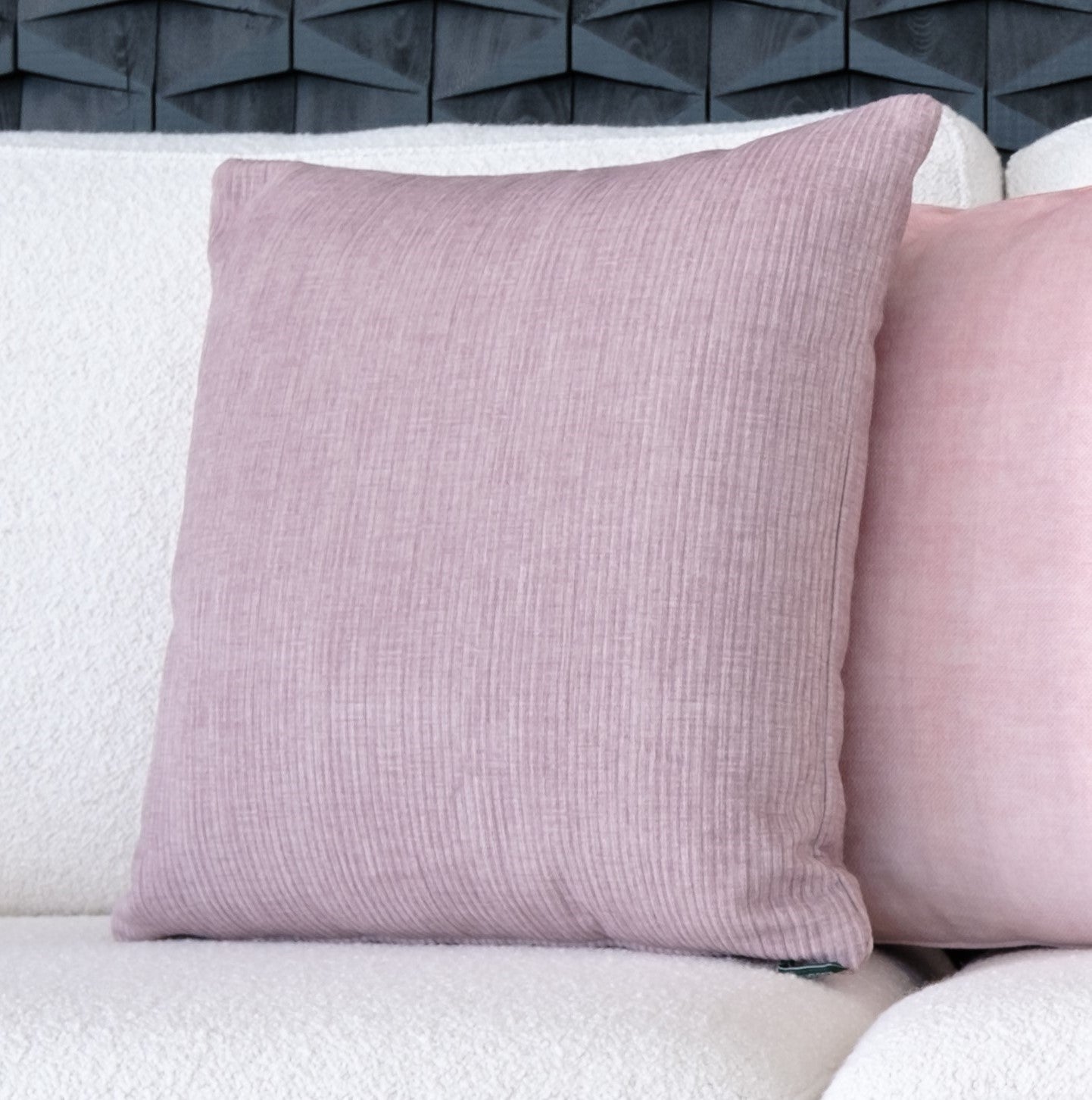 Ballad Collection Corduroy Pale Pink -sisustustyyny valkoisella sohvalla. Koko 43 x 43 cm.