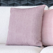 Ballad Collection Corduroy Pale Pink -sisustustyyny valkoisella sohvalla. Koko 43 x 43 cm.