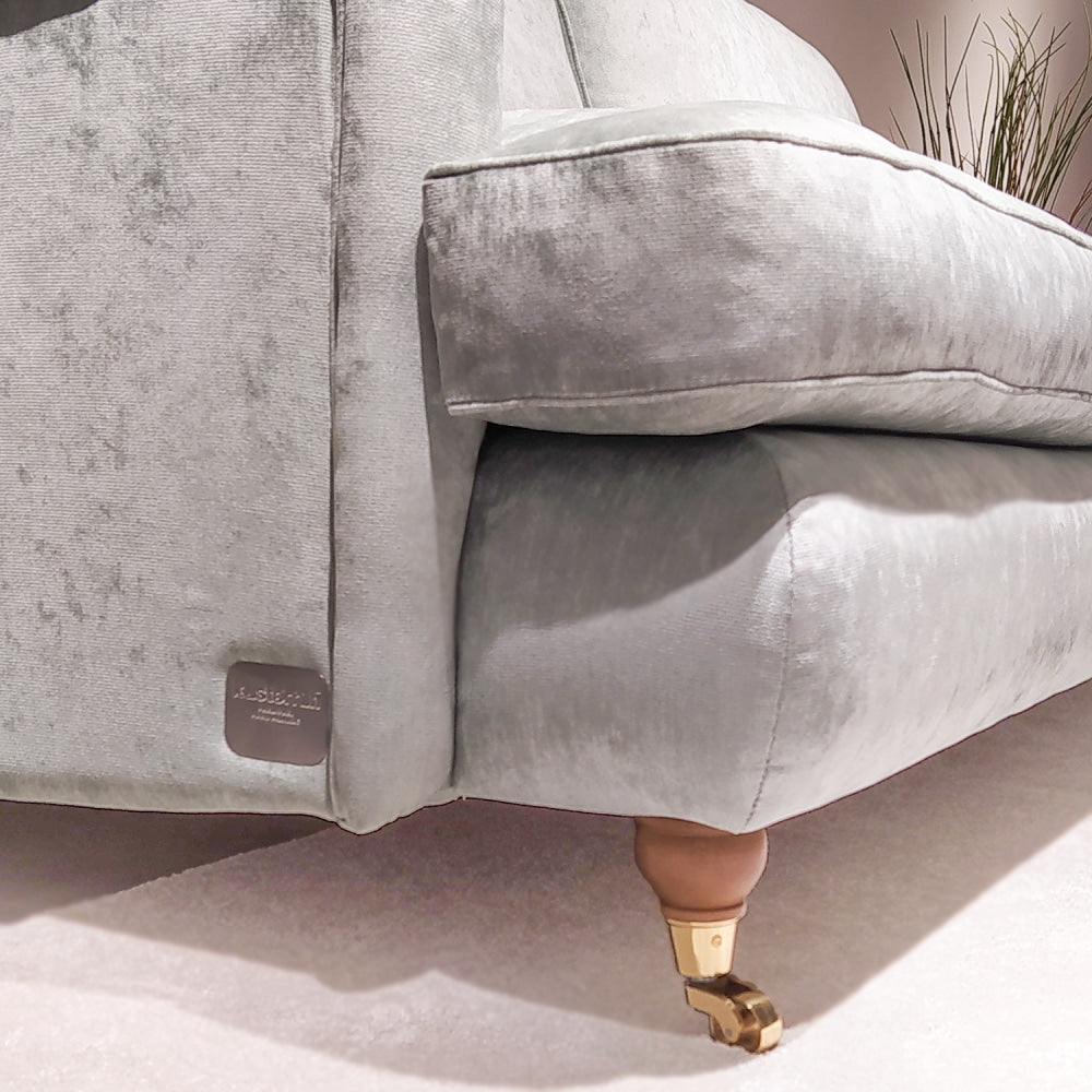 Howard-sohva Designers Guildin Tarazona-kankaalla sävyssä Duck Egg.