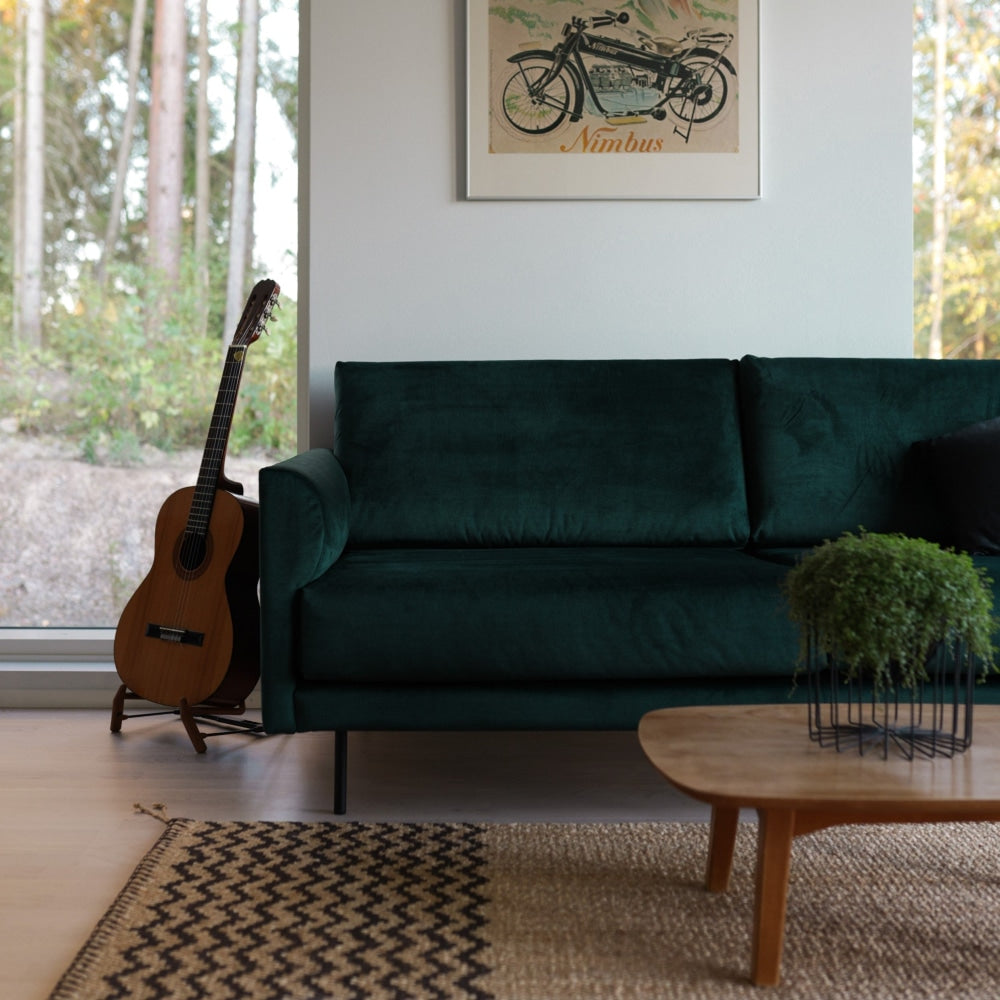 Muotka-sohva Jewel 753 Forest -kankaalla ja mustilla tolppajaloilla.